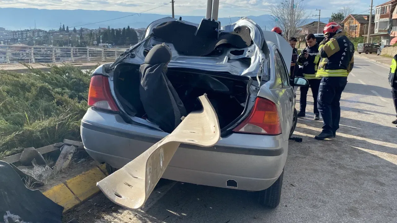 Bariyer Otomobili Delip Geçti!