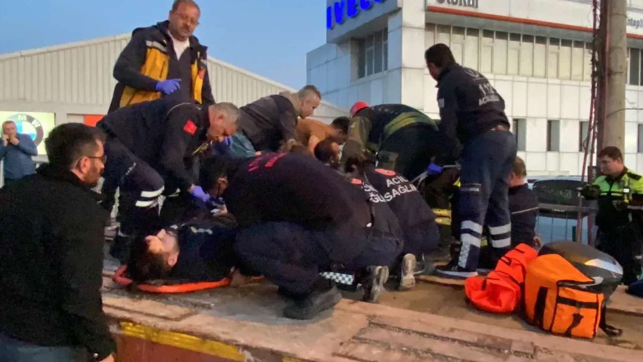 Motosiklet, tırla bariyer arasına sıkıştı: 2 yaralı