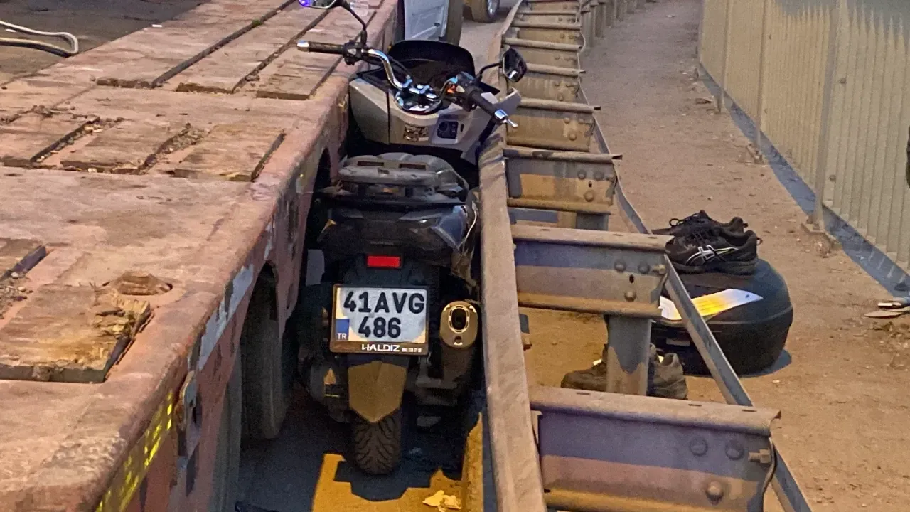 Motosiklet, tırla bariyer arasına sıkıştı: 2 yaralı