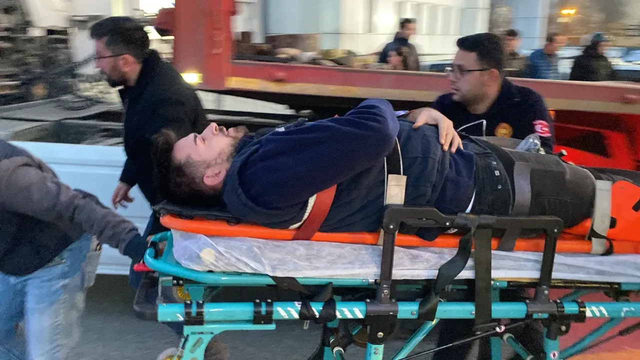 Motosiklet, tırla bariyer arasına sıkıştı: 2 yaralı