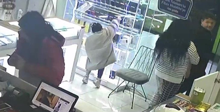 İzmit’te Bir Anne ve Çocukları İş Yerinden İki Cep Telefonu Çaldı