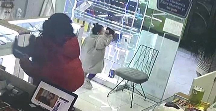 İzmit’te Bir Anne ve Çocukları İş Yerinden İki Cep Telefonu Çaldı