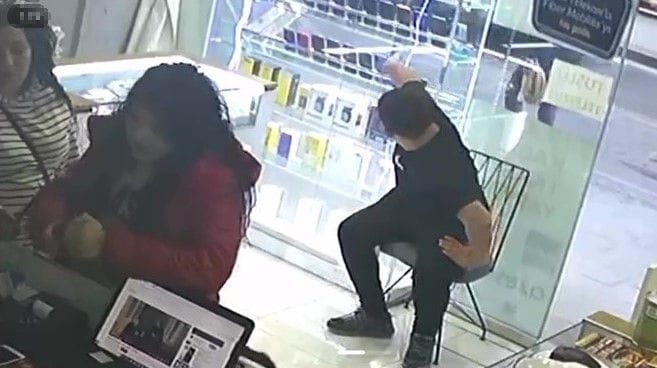 İzmit’te Bir Anne ve Çocukları İş Yerinden İki Cep Telefonu Çaldı