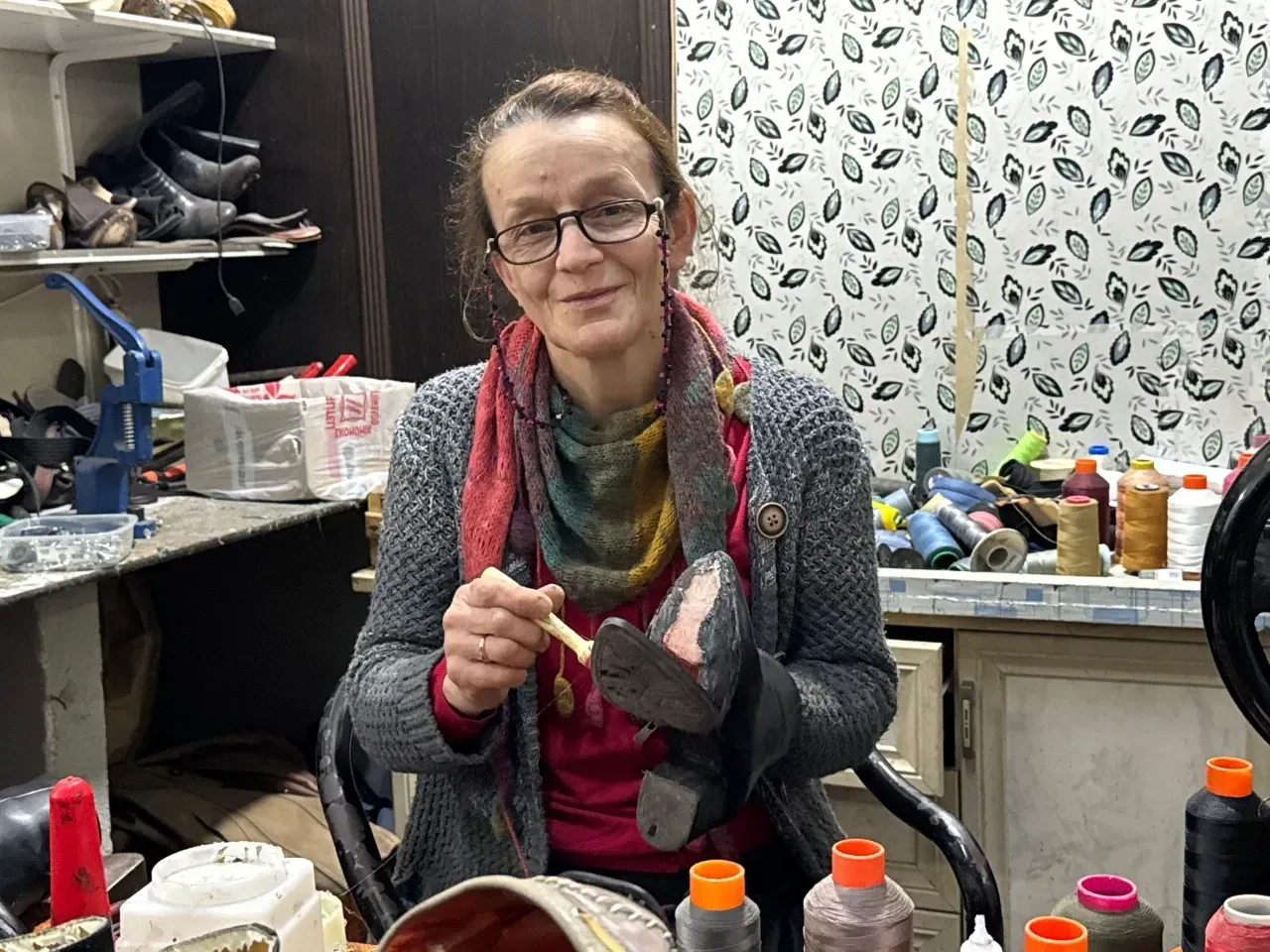 İzmit'in İlk Kadın Ayakkabı Tamircisi: Hülya Kurak, Ayakkabı Tamirinde Çığır Açıyor