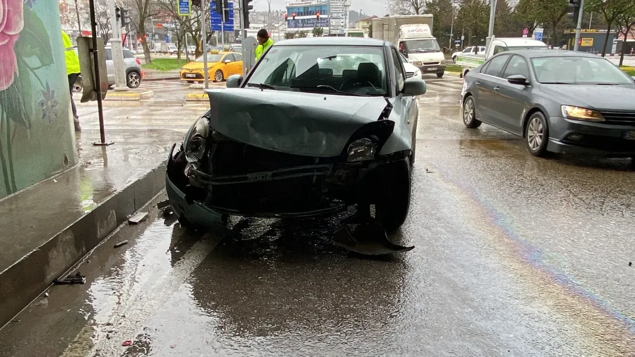 Kocaeli'de Trafik Kazası: Yaya Araç Parçasıyla Yaralandı