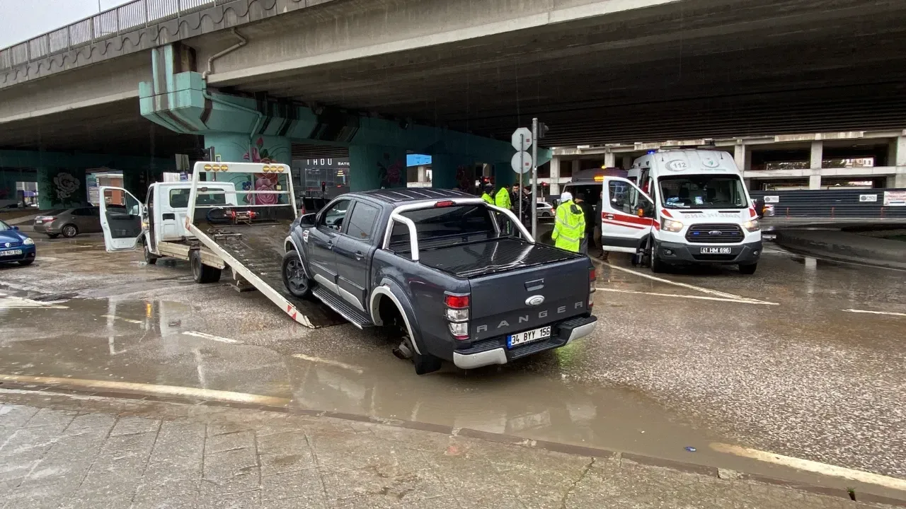 Kocaeli'de Trafik Kazası: Yaya Araç Parçasıyla Yaralandı