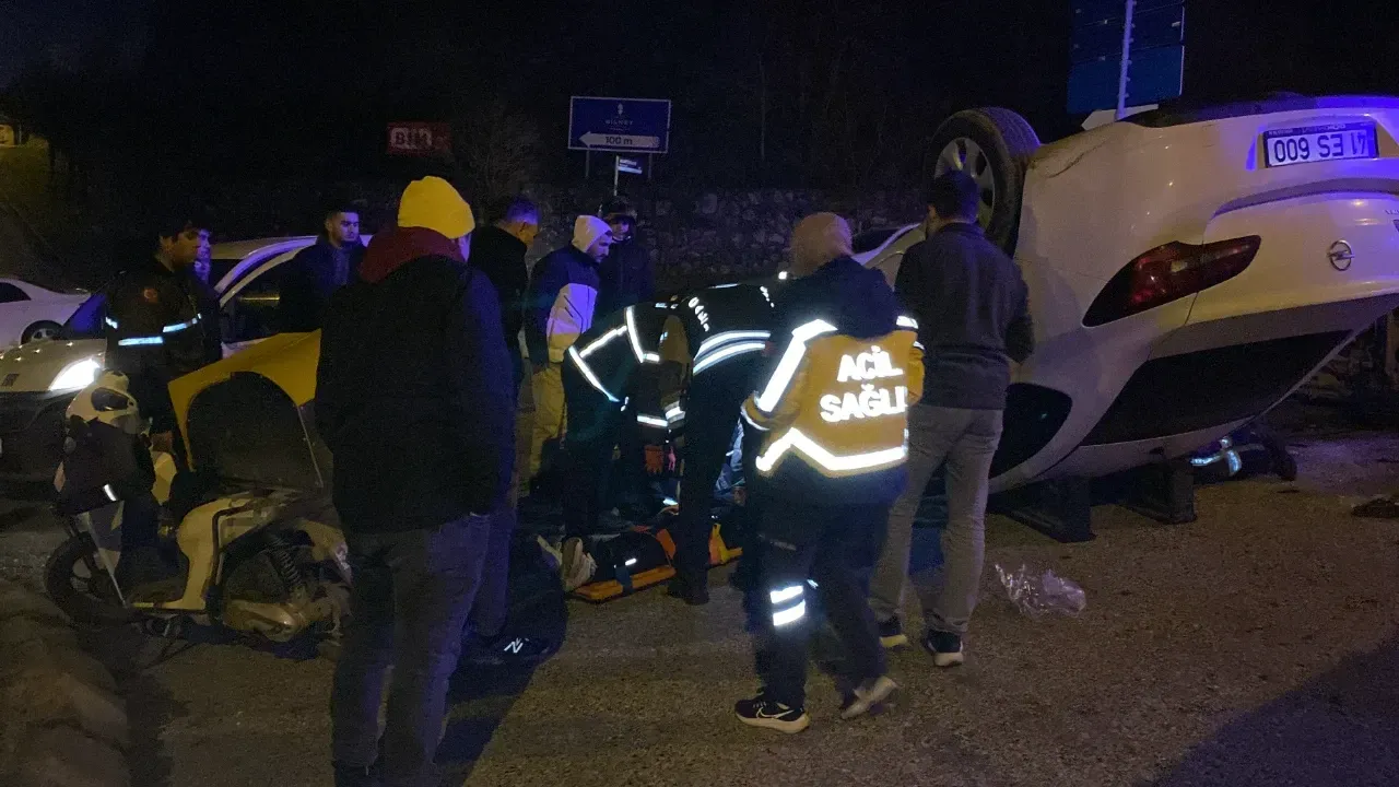 İzmit’te Kavşakta Çarpışan Araçlar Takla Attı: 4 Yaralı