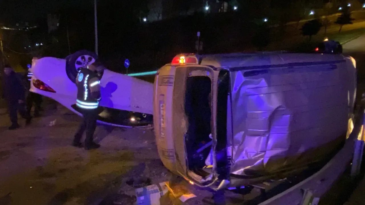 İzmit’te Kavşakta Çarpışan Araçlar Takla Attı: 4 Yaralı