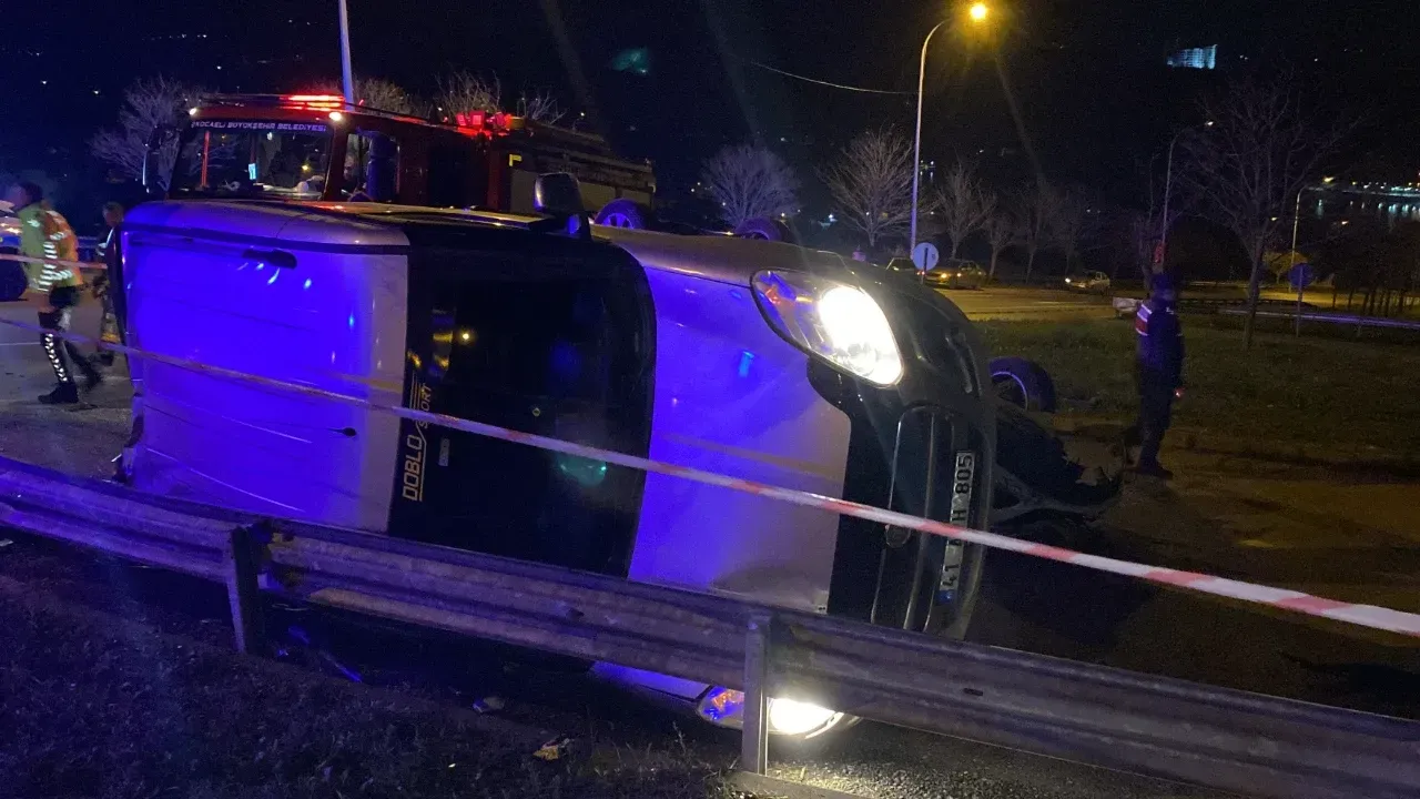 İzmit’te Kavşakta Çarpışan Araçlar Takla Attı: 4 Yaralı