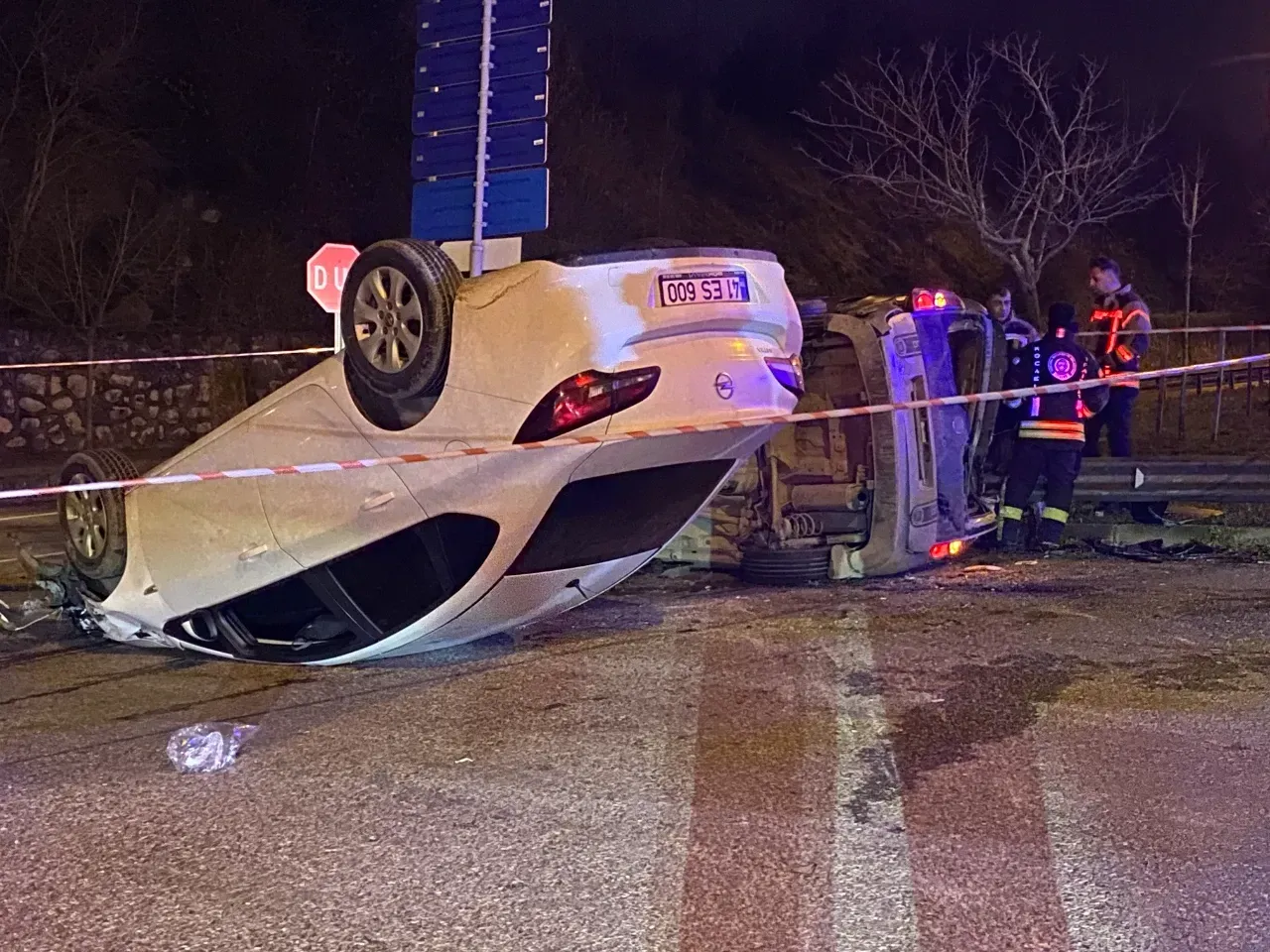 İzmit’te Kavşakta Çarpışan Araçlar Takla Attı: 4 Yaralı