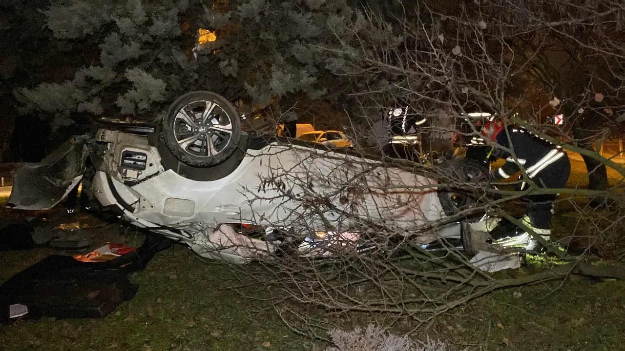 Kocaeli'de bariyeri aşan otomobil takla attı