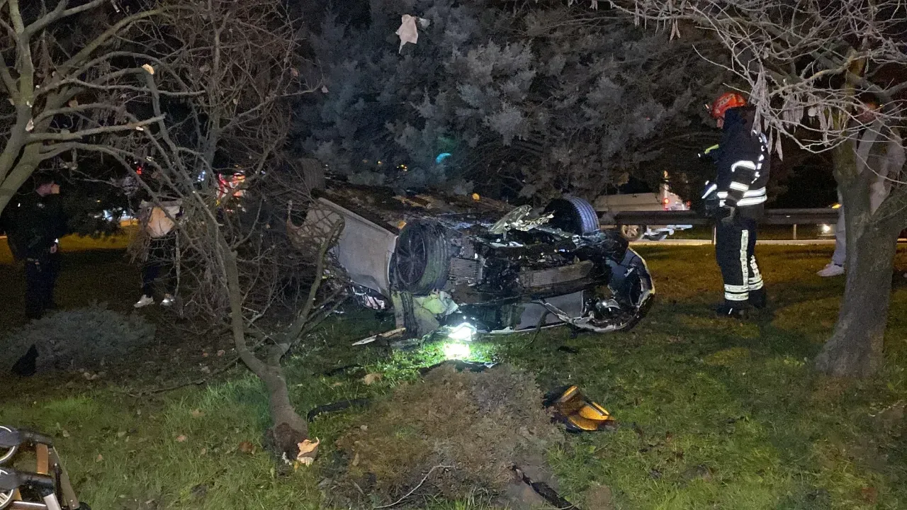 Kocaeli'de bariyeri aşan otomobil takla attı