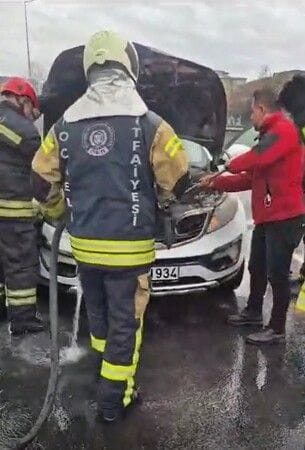 AVM önündeki araç alev alev yandı!