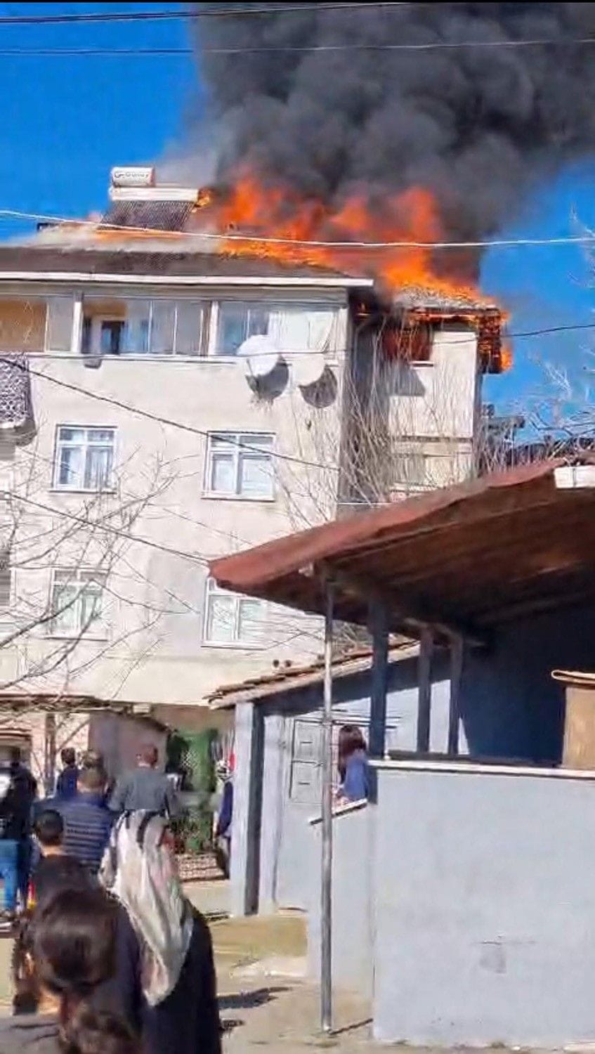 Çatı yangınında mahsur kalan çocuklar kurtarıldı