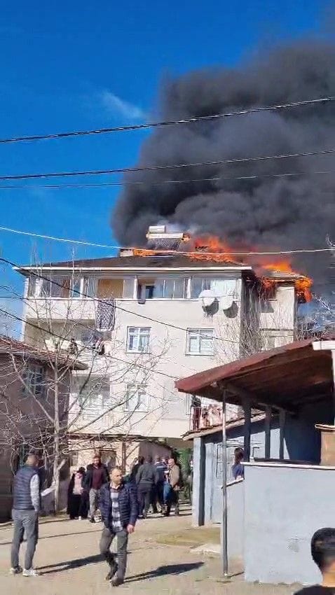 Çatı yangınında mahsur kalan çocuklar kurtarıldı