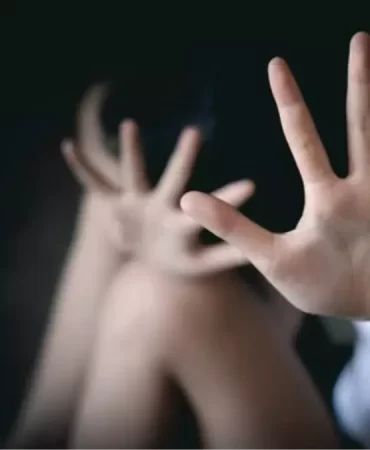 cocuk-istismarini-anlatan-kitapta-bulunan-igrenc-12093901_8128_amp