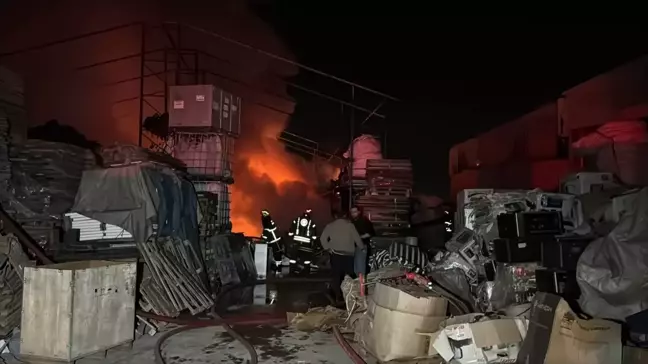 Gebze'de Elektrikli Ev Aletleri Deposunda Yangın Çıktı