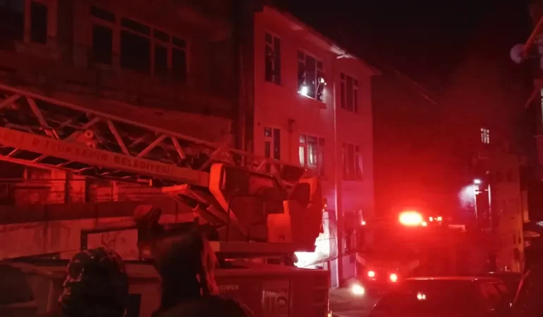 izmitte-cati-katindaki-yanginda-2-kisi-508959-150653