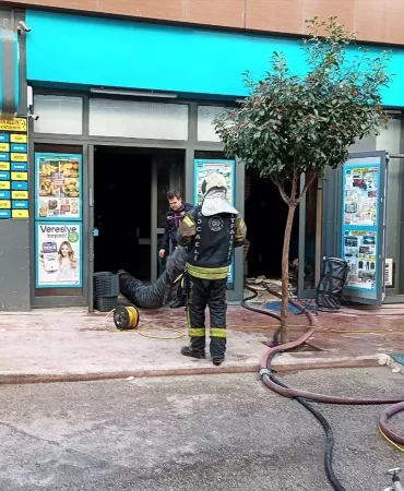 kocaeli-de-markette-cikan-yanginda-6-kisi-dum-4-18276030_amp