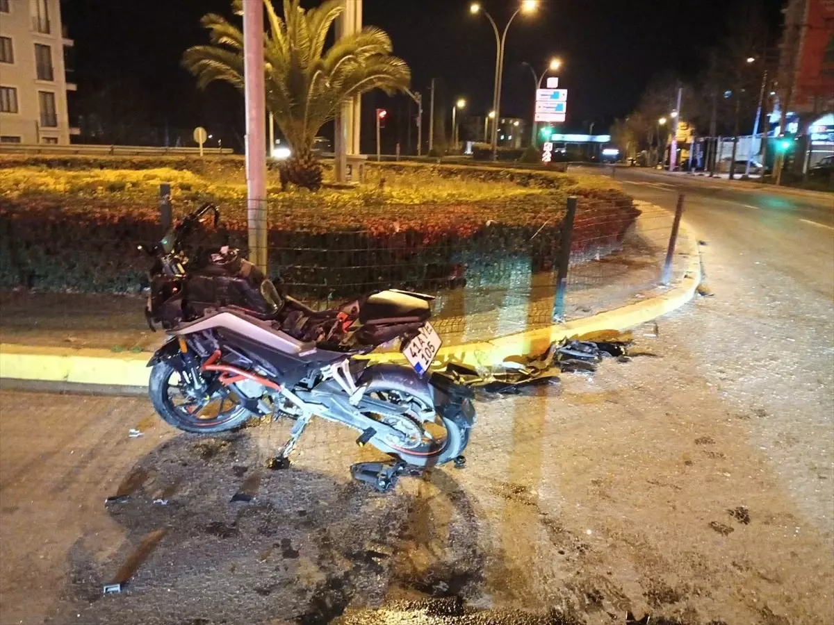 Kocaeli'de Motosiklet ile Otomobil Çarpıştı: 3 Yaralı