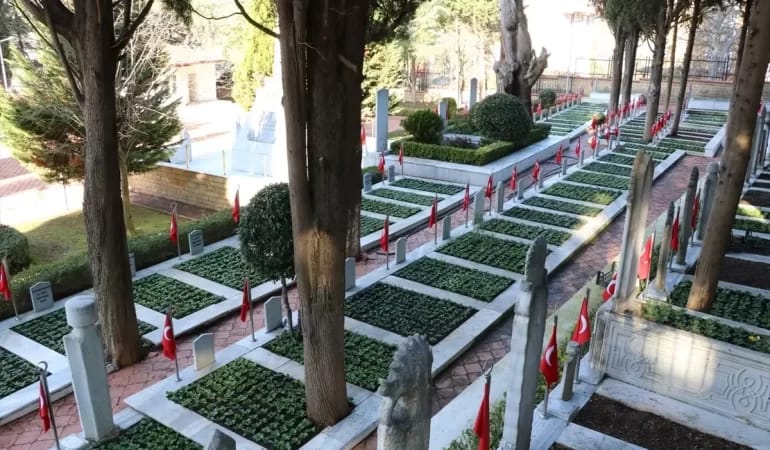 kocaeli-de-sehitlerin-mezarlari-ciceklerle-18255720_amp.jpg