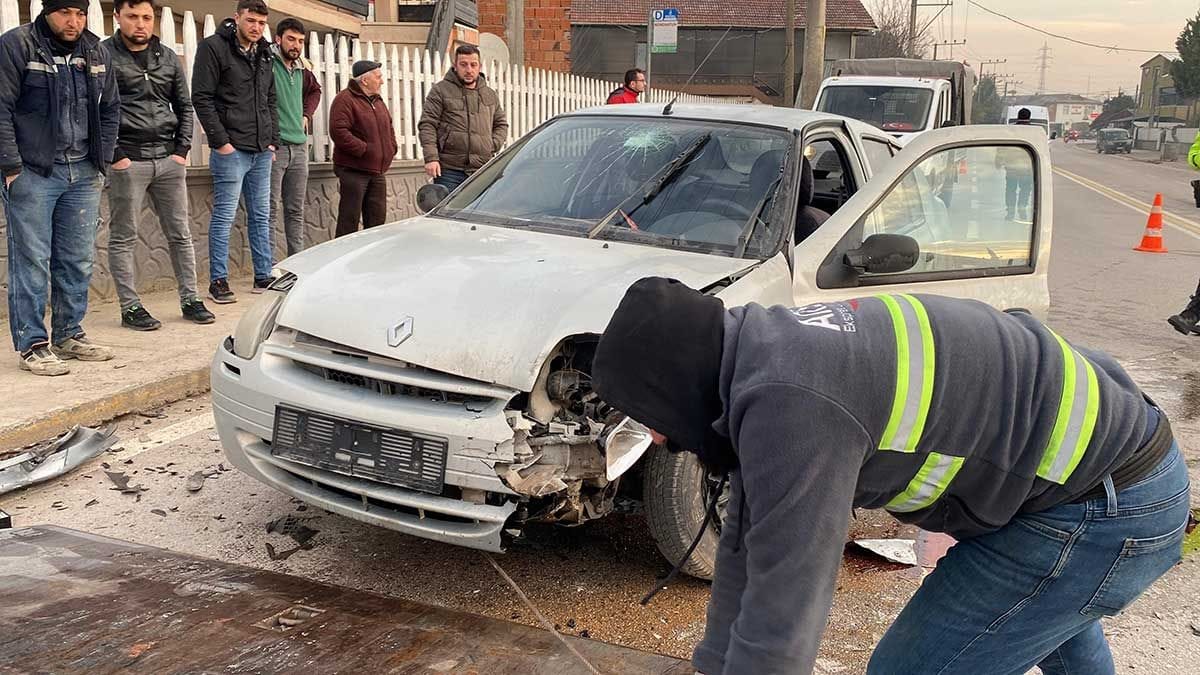 Kocaeli'de 2 otomobil çarpıştı, 3 kişi yaralandı