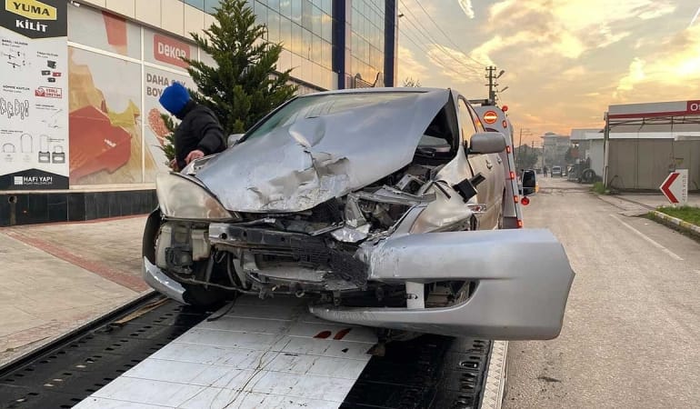 kocaelide-feci-kaza-carpisan-araclarda-3-kisi-yaralandi-4