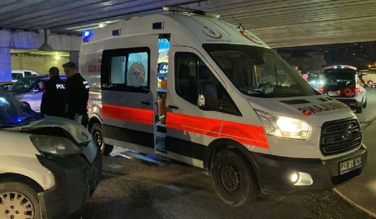 kocaelide-iki-arac-kafa-kafaya-carpisti-1-olu-5-yarali-1