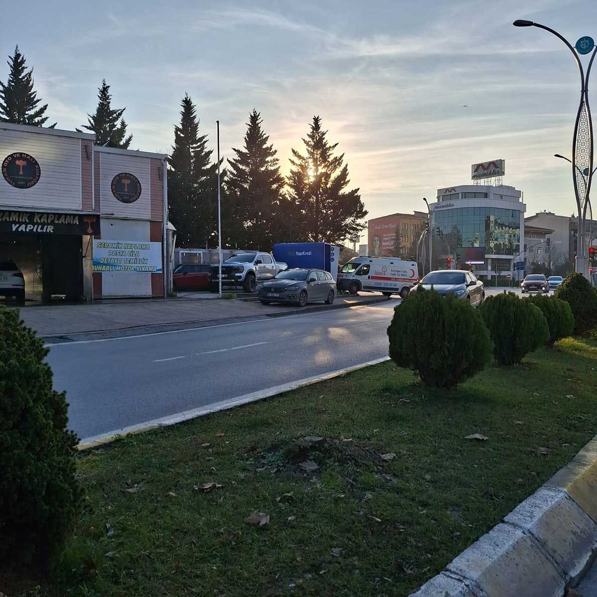 İzmit’te Özel Ambulans Otomobille Çarpıştı, ATM’ye Çarparak Durabildi