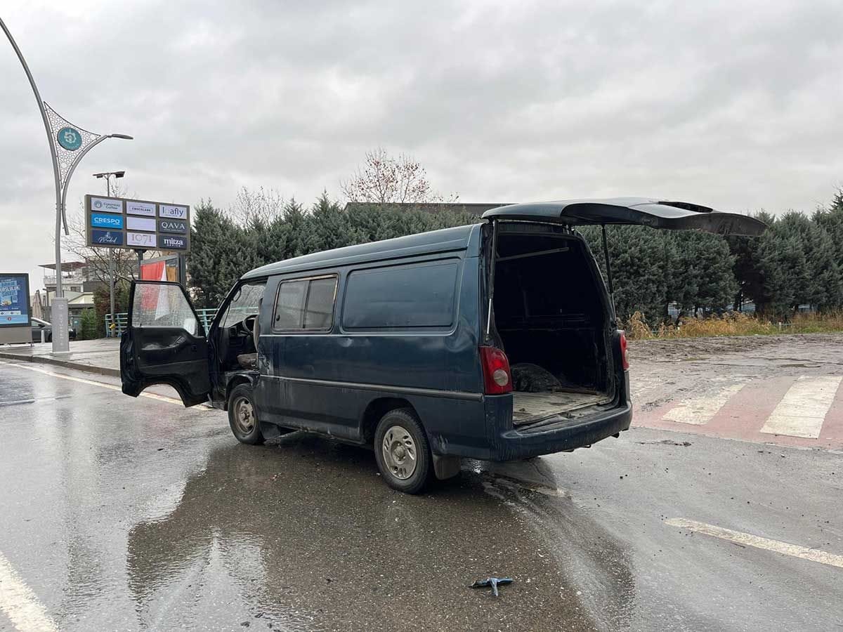 Kocaeli'de Seyir Halindeki Panelvan Alev Aldı