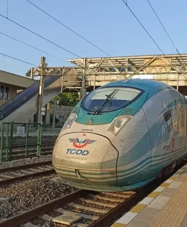 tren-bileti-kac-para-zam-geldi-yeni-fiyatlar-1731285219.webp