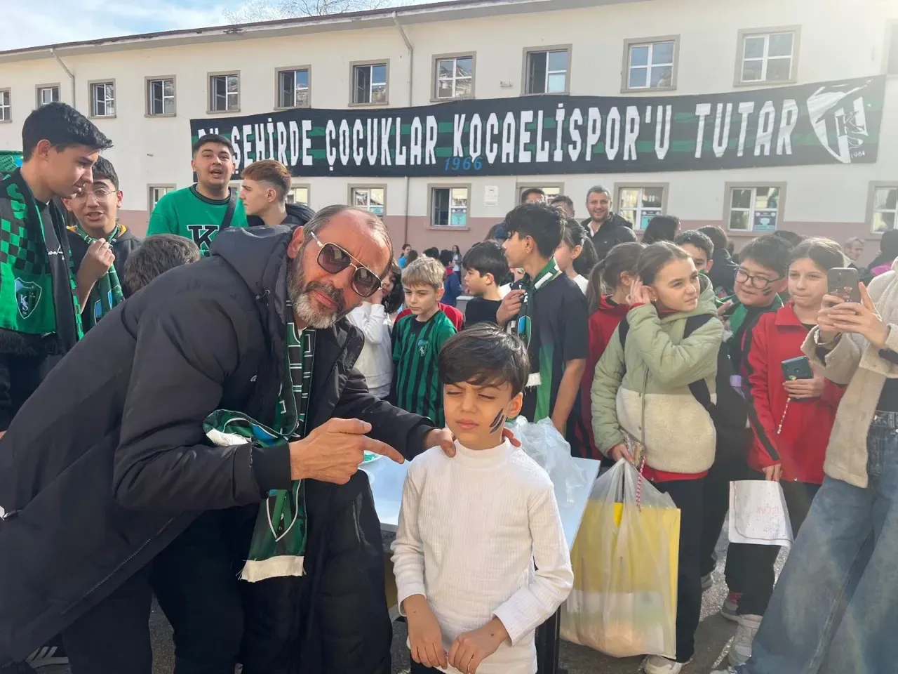 Kocaelispor'un oyuncusu Oğulcan Çağlayan, okullarda coşkuyla karşılandı