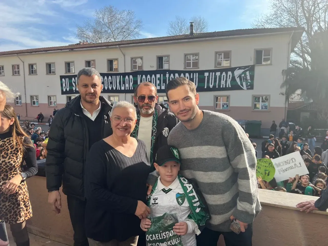 Kocaelispor'un oyuncusu Oğulcan Çağlayan, okullarda coşkuyla karşılandı