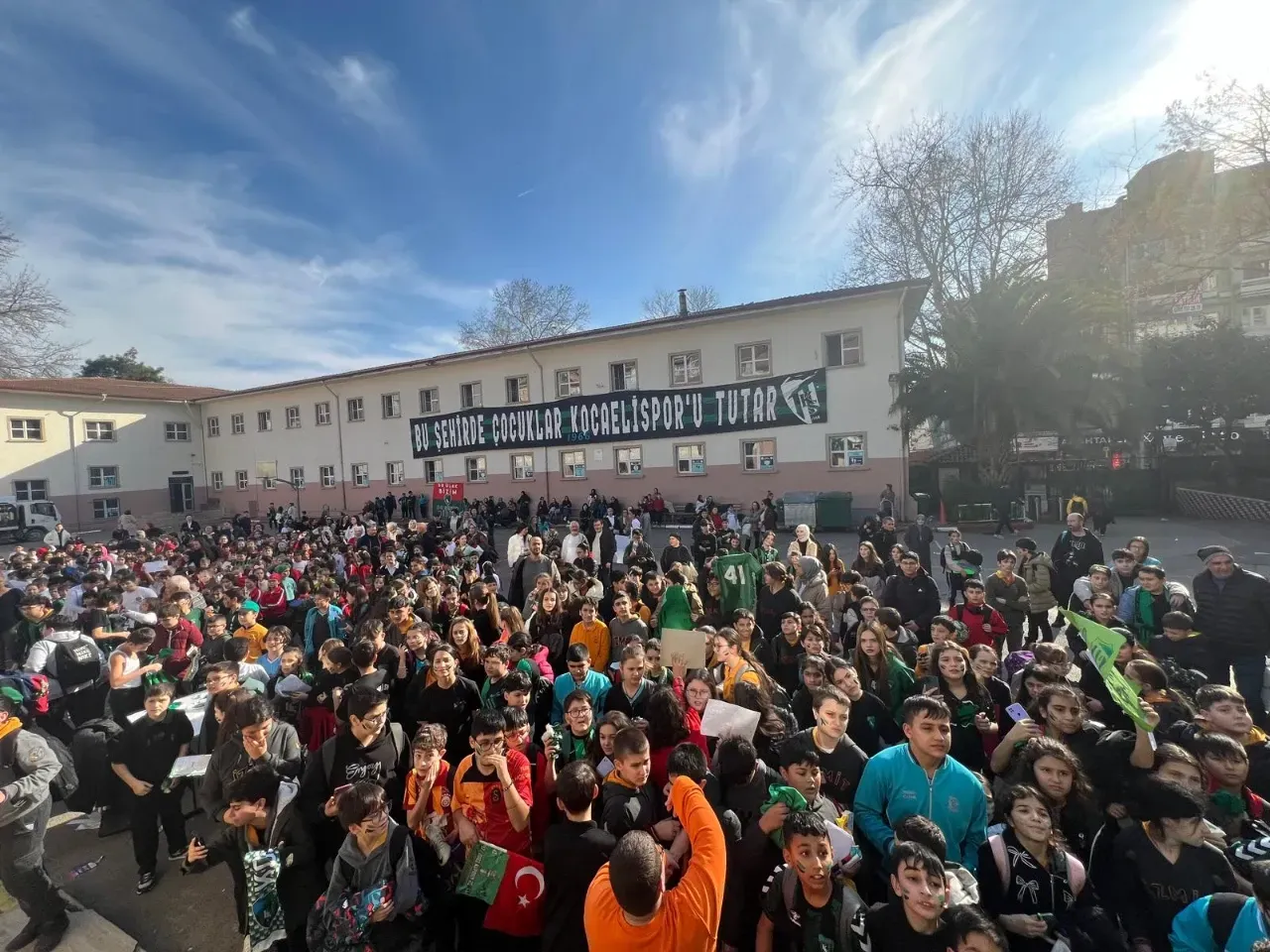 Kocaelispor'un oyuncusu Oğulcan Çağlayan, okullarda coşkuyla karşılandı