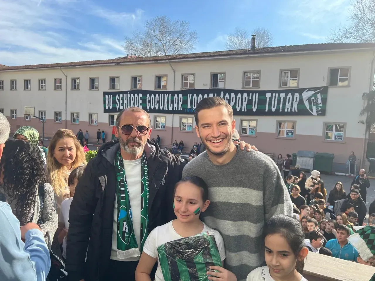 Kocaelispor'un oyuncusu Oğulcan Çağlayan, okullarda coşkuyla karşılandı