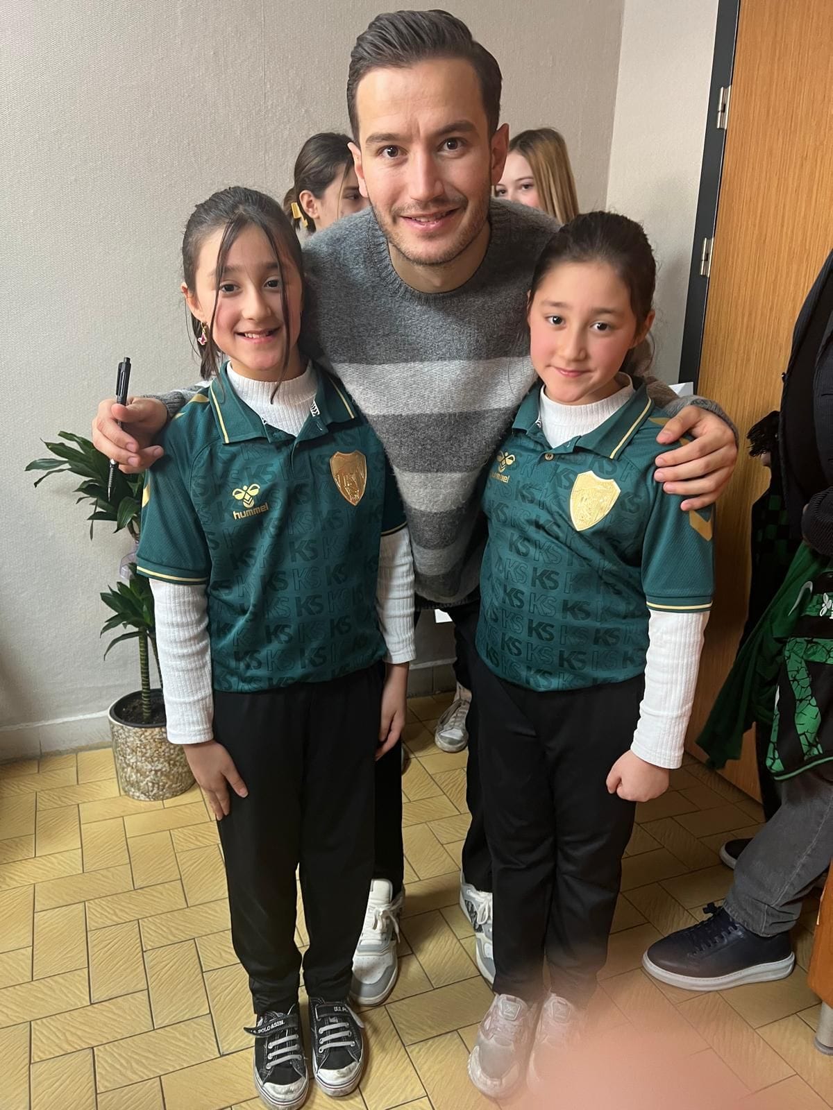 Kocaelispor'un oyuncusu Oğulcan Çağlayan, okullarda coşkuyla karşılandı