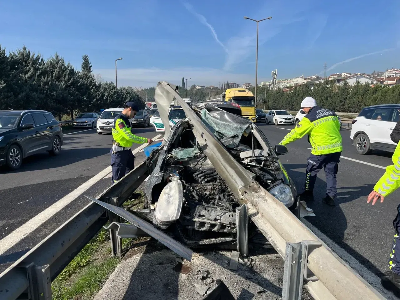 TEM Otoyolunda trafik kazası: 1'i ağır 4 yaralı