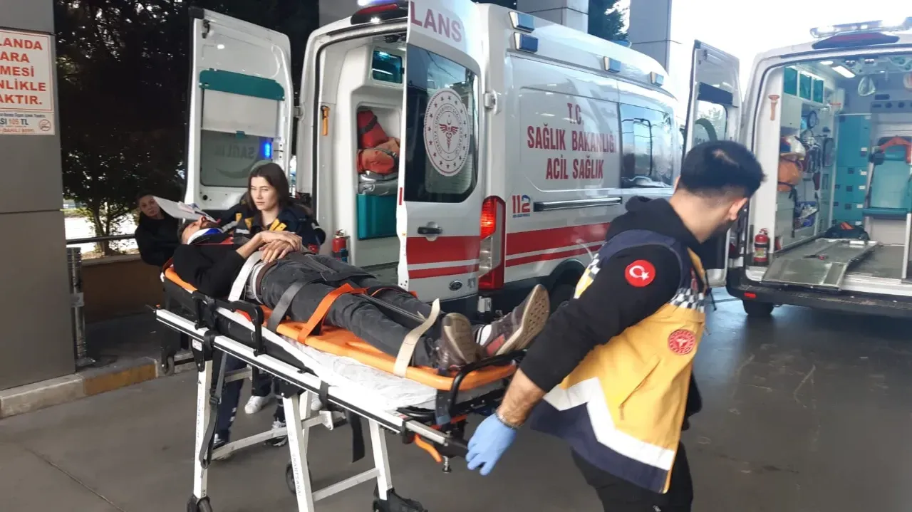 TEM Otoyolu'nda TIR Kazası: Sürücü Kabinde Sıkıştı