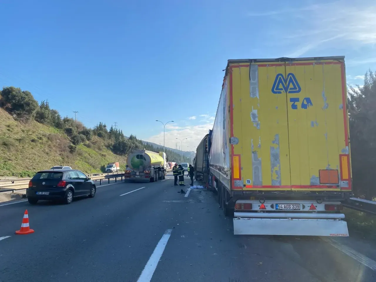 TEM Otoyolu'nda TIR Kazası: Sürücü Kabinde Sıkıştı