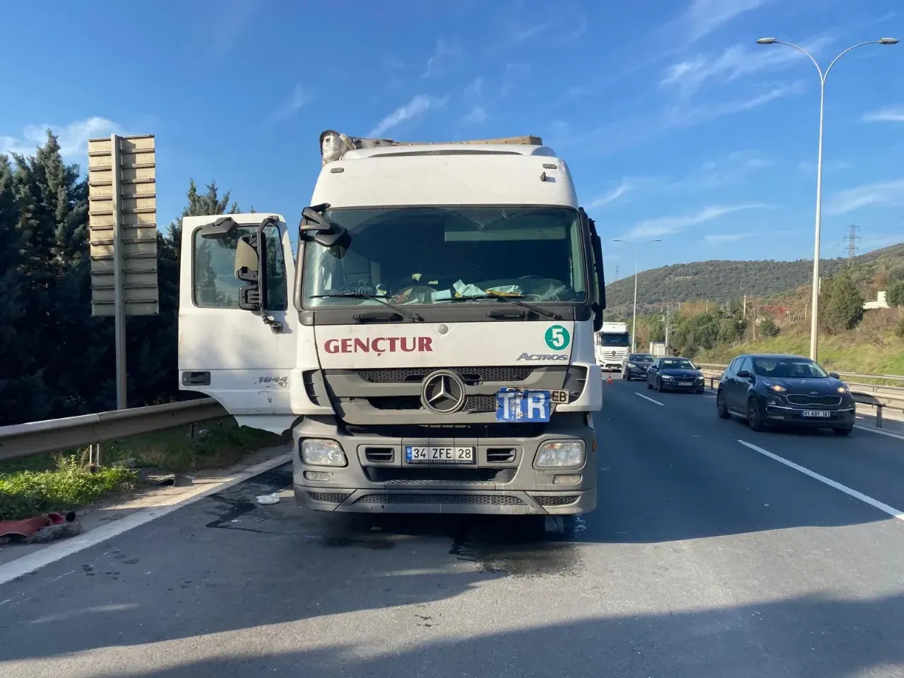 TEM Otoyolu'nda TIR Kazası: Sürücü Kabinde Sıkıştı