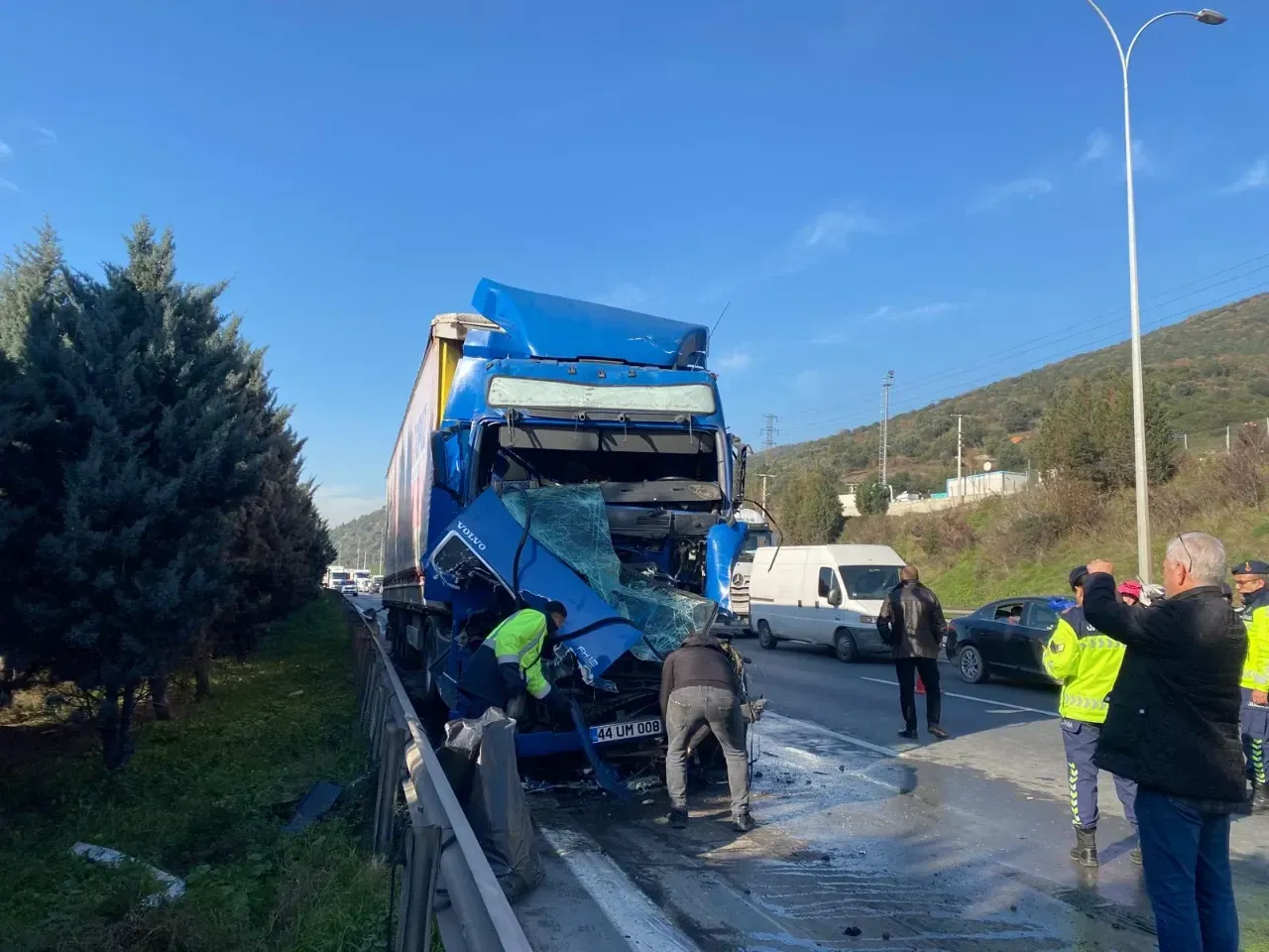 TEM Otoyolu'nda TIR Kazası: Sürücü Kabinde Sıkıştı