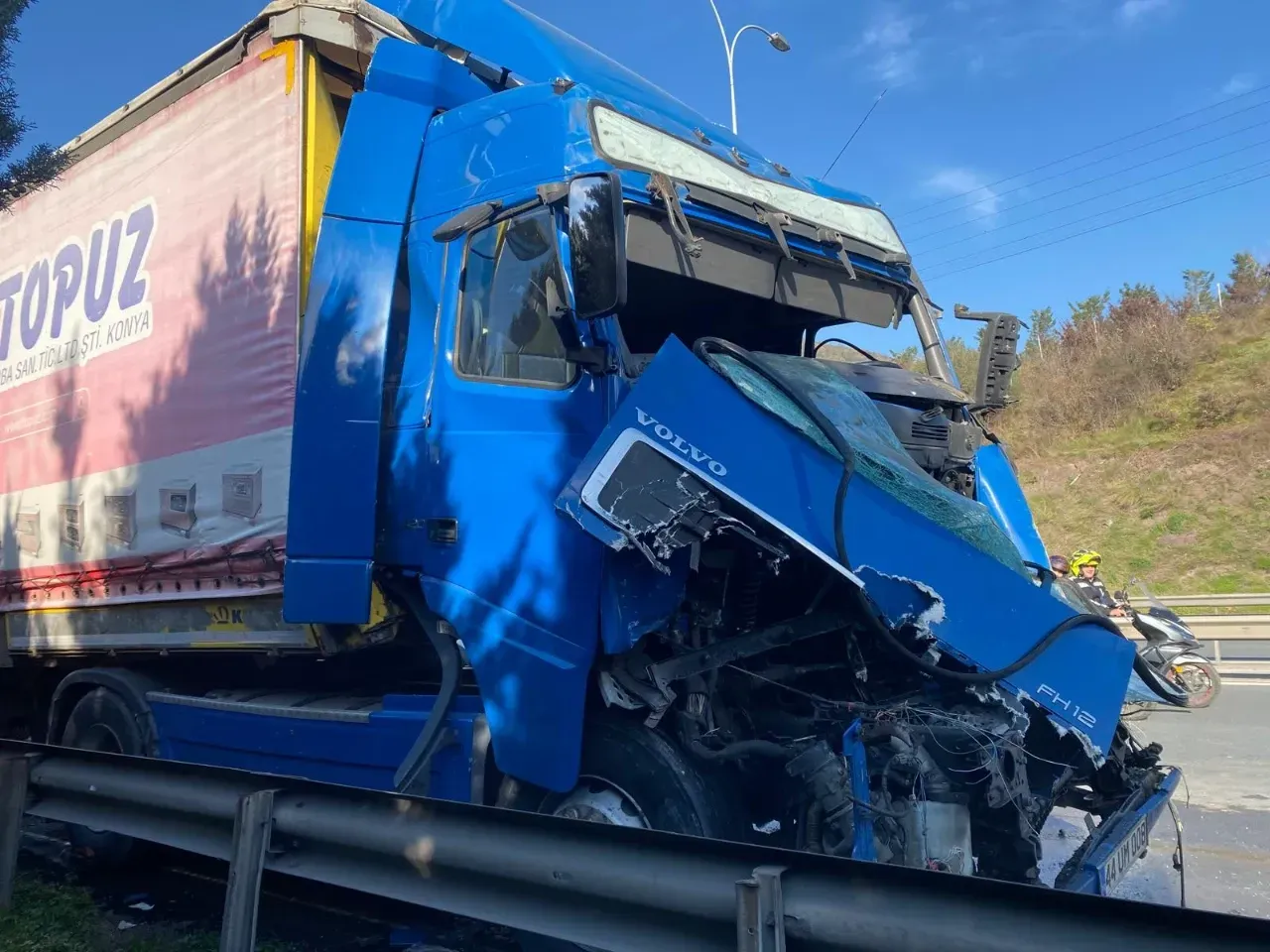 TEM Otoyolu'nda TIR Kazası: Sürücü Kabinde Sıkıştı