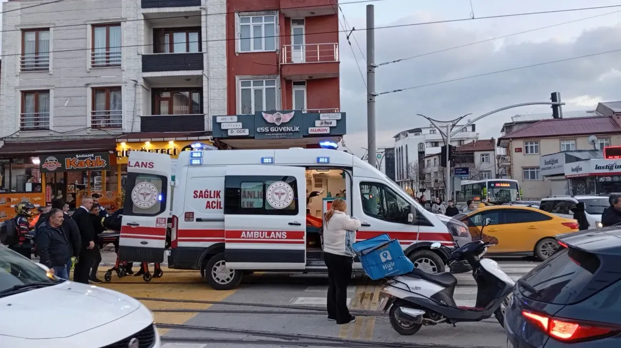 Tramvay Yolunda Feci Kaza! Motosikletli Havaya Savruldu