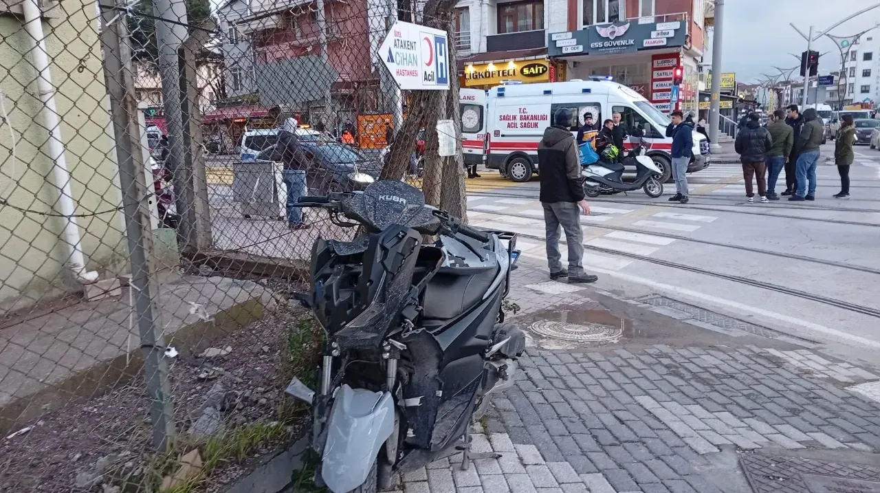 Tramvay Yolunda Feci Kaza! Motosikletli Havaya Savruldu