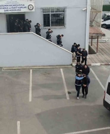 GÖÇMEN KAÇAKÇILIĞI İÇİN BOT ÜRETEN ÇETEYE OPERASYON: 18 GÖZALTI OPERASYONDA 25 DÜZENSİZ GÖÇMEN YAKALANDI