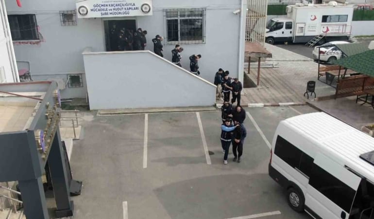 GÖÇMEN KAÇAKÇILIĞI İÇİN BOT ÜRETEN ÇETEYE OPERASYON: 18 GÖZALTI OPERASYONDA 25 DÜZENSİZ GÖÇMEN YAKALANDI
