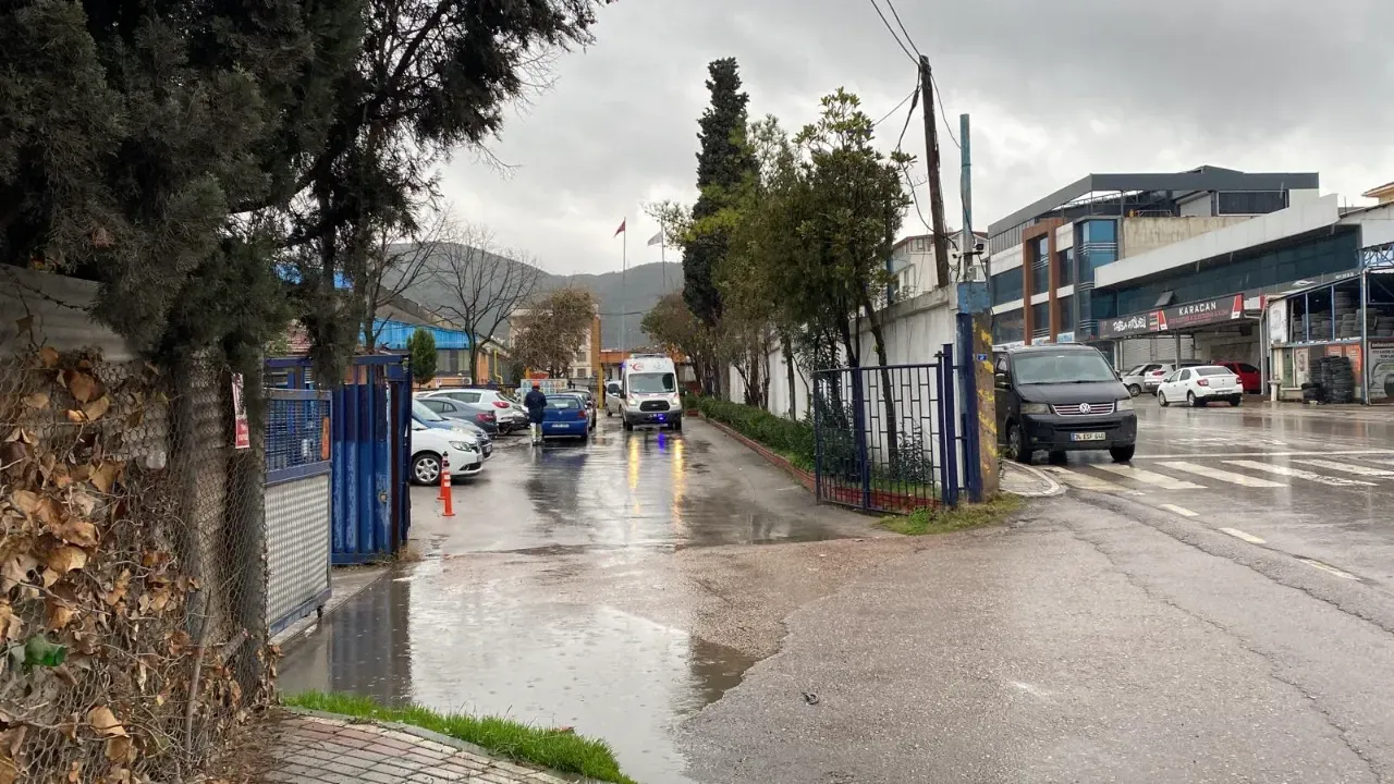 Fabrikada İş Kazası: İşçinin Bacağı Demirler Arasında Sıkıştı