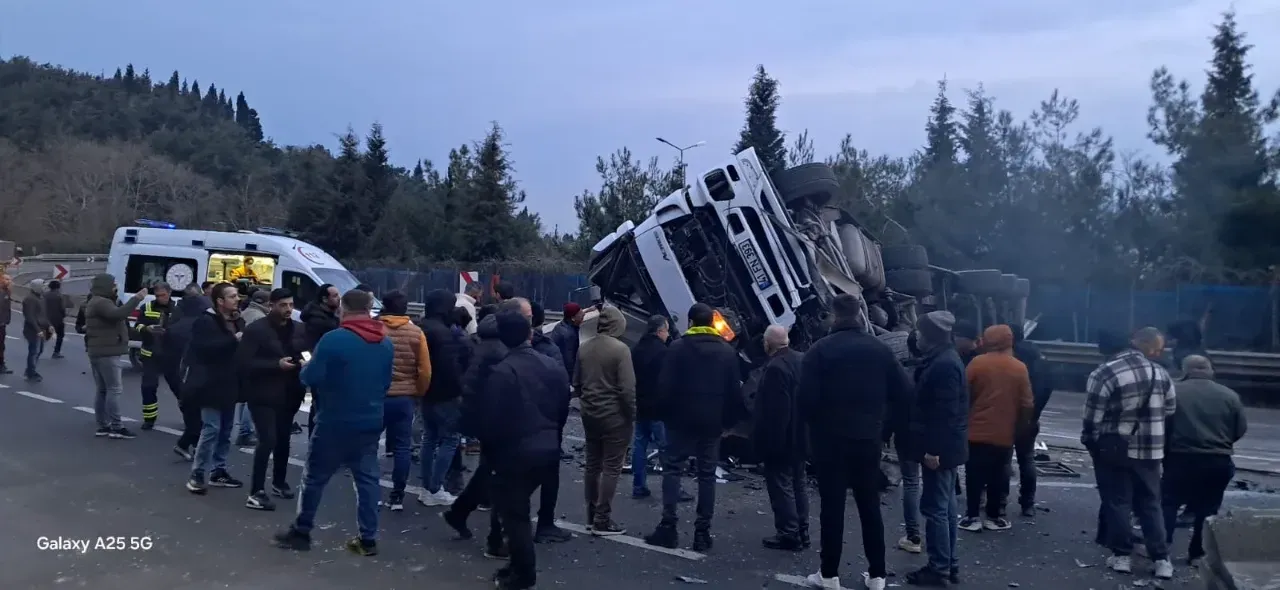 Gölcük'te TIR devrildi: Yol Saatlerce Kapalı Kaldı