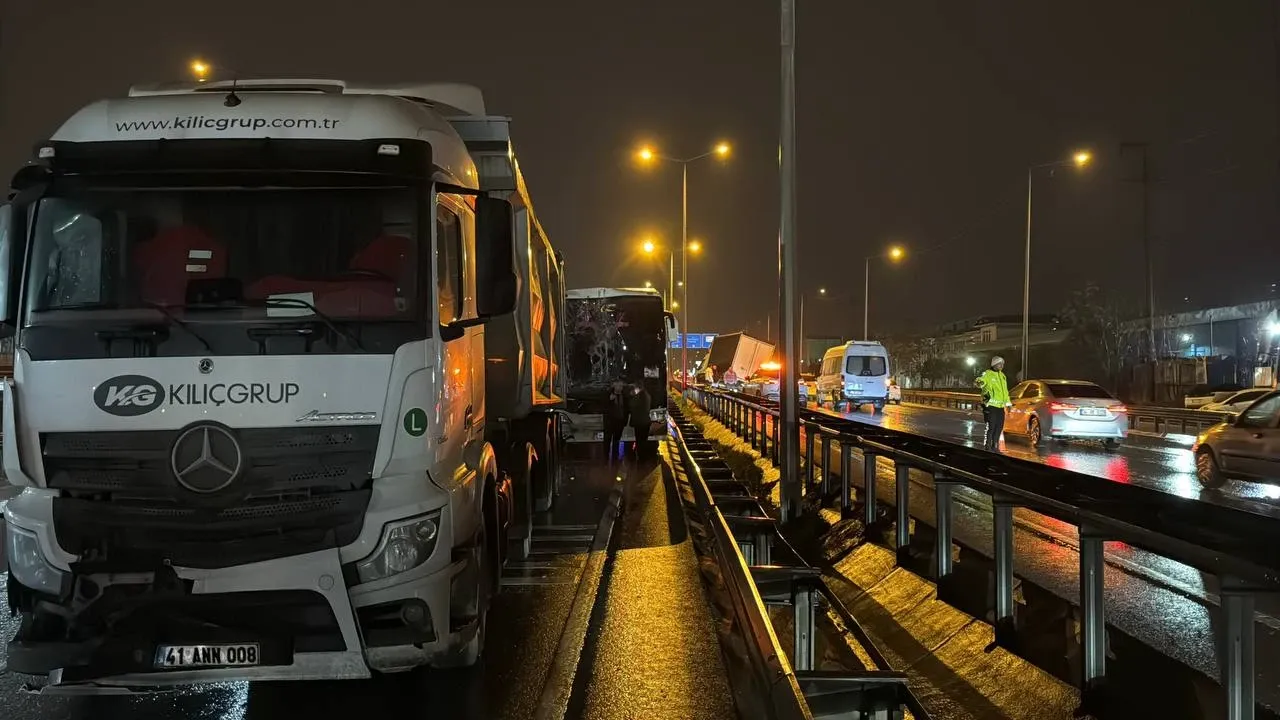 Gebze’de Peş Peşe Trafik Kazaları: 3 Yaralı