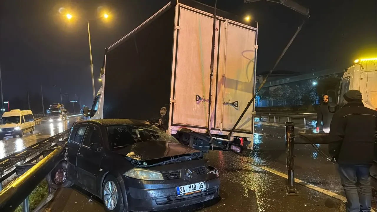 Gebze’de Peş Peşe Trafik Kazaları: 3 Yaralı